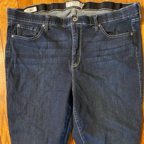 TORRID SKY HIGH SKINNY JEAN - PREMIUM STRETCH MEDIUM WASH - Picture 4 of 9